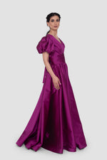 ഗാലറി വ്യൂവറിലേക്ക് ചിത്രം ലോഡ് ചെയ്യുക, Thalia Rich Violet Taffeta V-Neckline Gown With Short Puff Sleeves
