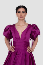 ഗാലറി വ്യൂവറിലേക്ക് ചിത്രം ലോഡ് ചെയ്യുക, Thalia Rich Violet Taffeta V-Neckline Gown With Short Puff Sleeves

